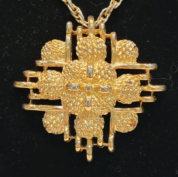 L14 Vintage Monet Gold-tone Long Chain & Pendant Necklace - Picture 2 of 5